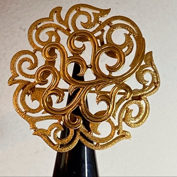 Vintage Crown Trifari Gold Etruscan Scroll Medallion Mid Century Brooch - Picture 10 of 12